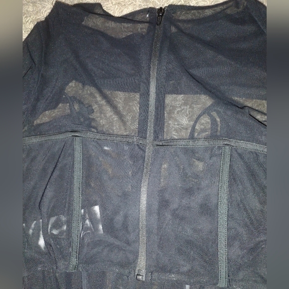 Sheer keyhole top - Picture 4 of 5